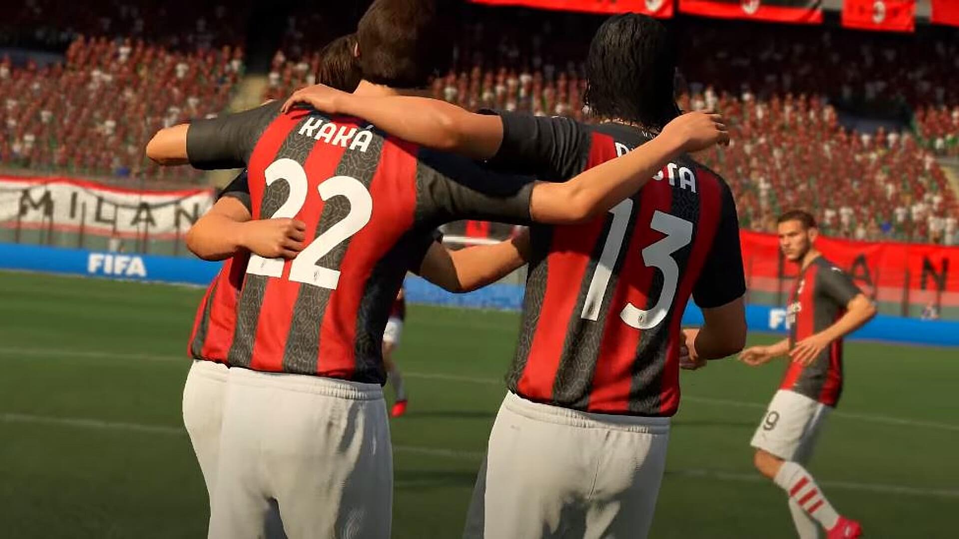 Tiga orang pemain sepak bola tengah merangkul satu sama lain di lapangan hijau dalam game FIFA 21